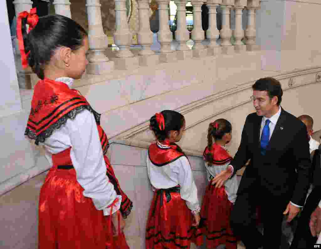 El presidente del gobierno autónomo de Galicia (noroeste de España), Alberto Núñez Feijóo (d) saluda a unas niñas vestidas con trajes típicos gallegos hoy, jueves 5 de diciembre del 2013, durante su visita al Centro Gallego en La Habana (Cuba). Núñez Feij