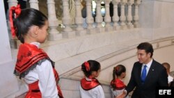 El presidente del gobierno autónomo de Galicia (noroeste de España), Alberto Núñez Feijóo (d) saluda a unas niñas vestidas con trajes típicos gallegos hoy, jueves 5 de diciembre del 2013, durante su visita al Centro Gallego en La Habana (Cuba).
