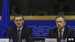  El gobernador del Banco Central de Letonia, Ilmars Rimsevics (dcha), y el ministro letón de Finanzas, Andris Vilks, intervienen en la reunión del comité de Asuntos Económicos y Monetarios de la Unión Europea.