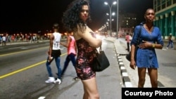 Natalie Obregón, de 25 años, se prostituye asiduamente en el Malecón habanero como única opción para ganarse la vida. (Foto: USA Today)