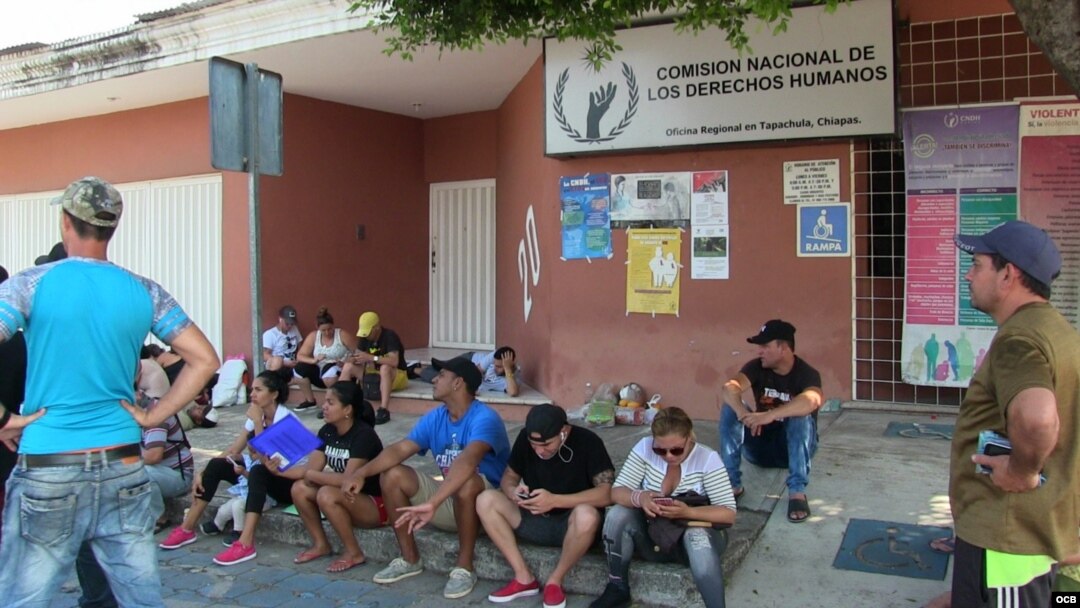 Cubanos plantados frente a las oficinas de la Comisión de Derechos Humanos en Tapachula.