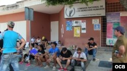 Cubanos plantados frente a las oficinas de la Comisión de Derechos Humanos en Tapachula.