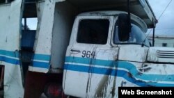 Camión de transportes de pasajeros accidentado en Las Tunas