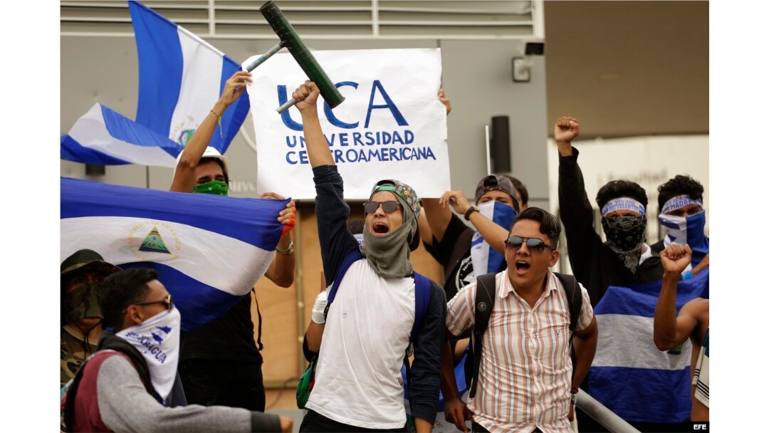 Estudiantes participan en una marcha en rechazo al presidente Daniel Ortega.