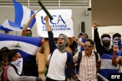 Estudiantes participan en una marcha en rechazo al presidente Daniel Ortega.