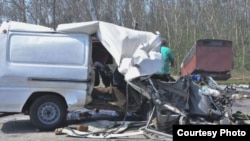 Así quedó la furgoneta, donde viajaban trabajadores de frigoríficos de Santiago de Cuba, tras el impacto frontal con un camión.