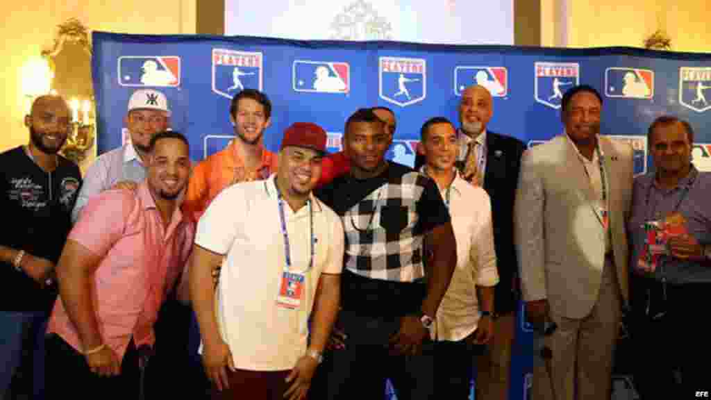 Un grupo de jugadores posan junto al director ejecutivo de la MLB, Tony Clark