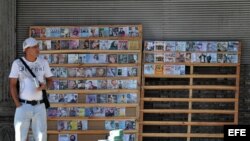 Un hombre vende copias piratas de CDs y DVDs en un pequeño puesto particular en La Habana