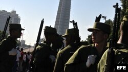 Militares cubanos participan en el ensayo del desfile Plaza de la Revolución de La Habana.