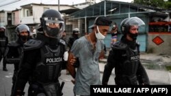 En Arroyo Naranjo, La Habana, un manifestante es detenido el 12 de julio de 2021. (Yamil Lage / AFP).