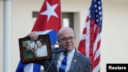 El legislador estadounidense Jim McGovern muestra un retrato junto a Fidel Castro, en un acto en el Museo Ernest Hemingway. Marzo 30, 2019 (Reuters).