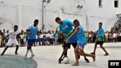 El futbolista español del Real Madrid Sergio Ramos durante un partido con un grupo de niños el 16 de junio de 2015, en La Habana.