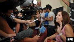 Mariela Castro responde preguntas a periodistas durante una conferencia de prensa ofrecida por el Día de la Salud Sexual en La Habana.