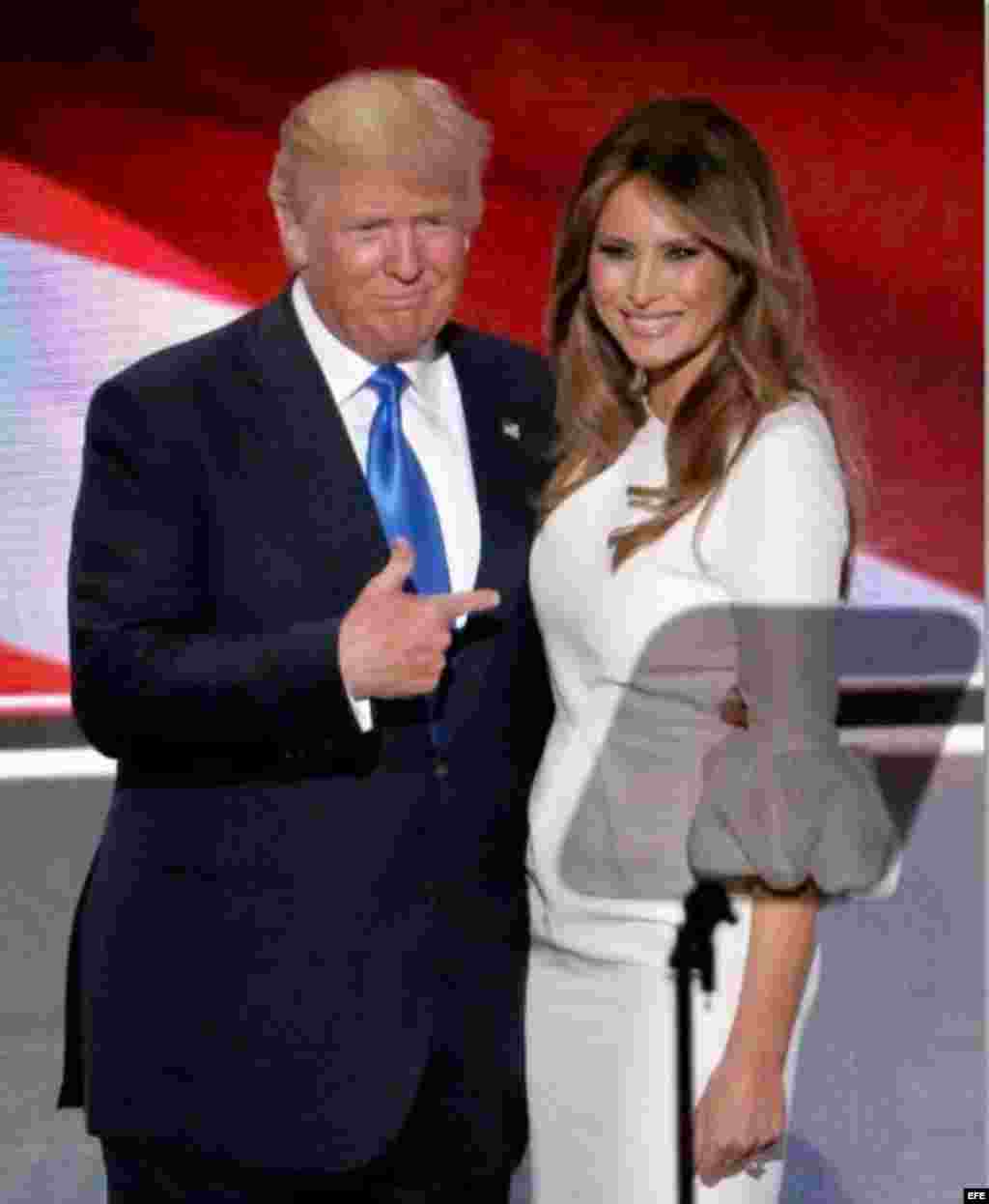 El precandidato presidencial republicano Donald Trump junto a su esposa Melania.
