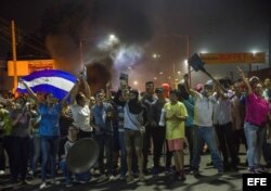 Nicaragüenses queman neumáticos en protesta por las reformas al seguro social.