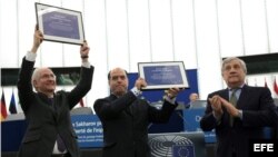 El presidente del Parlamento Europeo (PE), Antonio Tajani (d), aplaude mientras el presidente de la Asamblea Nacional Venezolana, Julio Borges (c), y el exalcalde de la ciudad de Caracas Antonio Ledezma reciben el premio Sájarov a la Libertad de Conciencia.