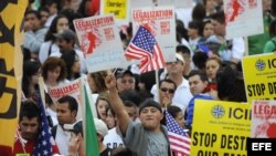 Fotografía de archivo. Manifestantes que apoyan los derechos de los inmigrantes marchan con banderas y pancartas en Chicago (EE.UU.). EFE/TANNEN MAURY