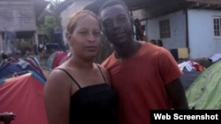 Elmis y Samuel, una cubana y un haitiano encuentran el amor en la serva del Darién. (Captura de imagen/Panamá América/Víctor Arosemena)