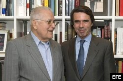 El ex presidente español José María Aznar (d) con el disidente cubano Elizardo Sánchez.