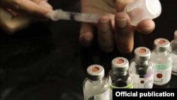“Los científicos cubanos avanzan en la búsqueda de una vacuna de producción nacional", dice la Agencia Cubana de Noticias (Foto: Prensa Latina).
