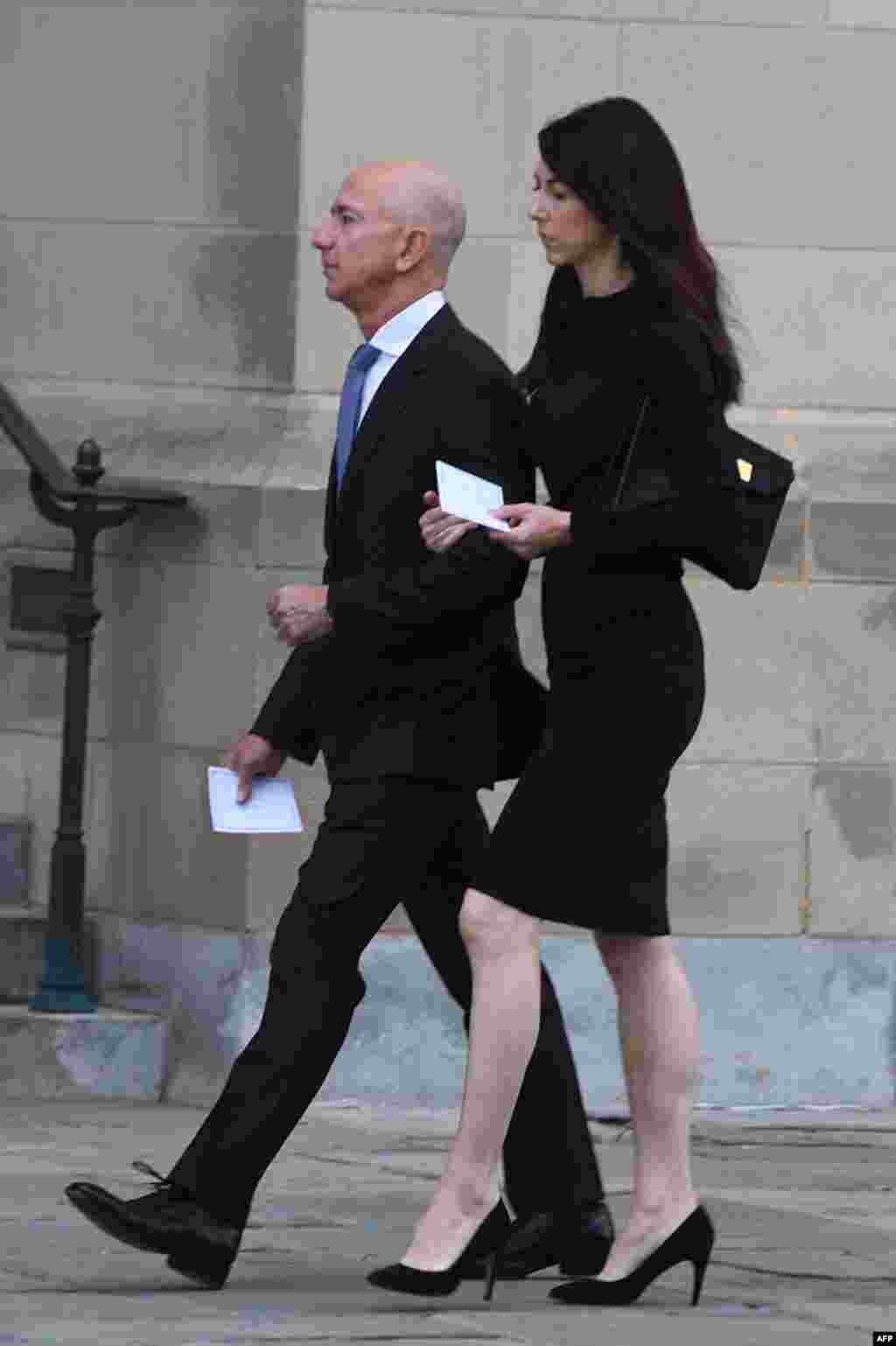 Amazon CEO Jeff Bezos y su esposa MacKenzie asisten a los funerales de McCain.
