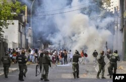 Enfrentamientos entre la policía y los manifestantes durante las protestas contra Maduro en 23 de enero pasado.