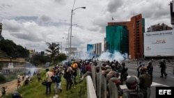 Gases lacrimógenos contra manifestación opositora en Venezuela. 