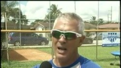 Afamado entrenador de picheo cubano comparte experiencias con jóvenes del beisbol local