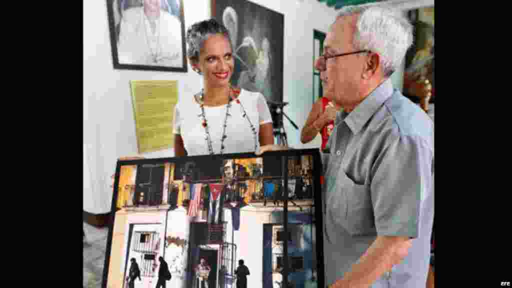 La fotógrafa colombiana Eliana Aponte, entrega obras fotográficas al historiador cubano Eusebio Leal