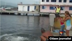 Jóvenes Santiago de Cuba se bañan en la Bahía a falta de opciones Verano 2014