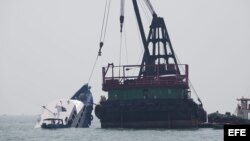 Una grúa saca la embarcación "Lamma IV", del agua en la isla Lamma en Hong Kong (China) el martes 2 de octubre de 2012. 