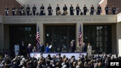 Presidentes de los Estados Unidos y sus esposas asisten a la ceremonia de inauguración de la biblioteca presidencial George W. Bush, en la Universidad Metodista del Sur, en Dallas, Texas, hoy, jueves 25 de abril de 2013. El expresidente de EE.UU. sale hoy