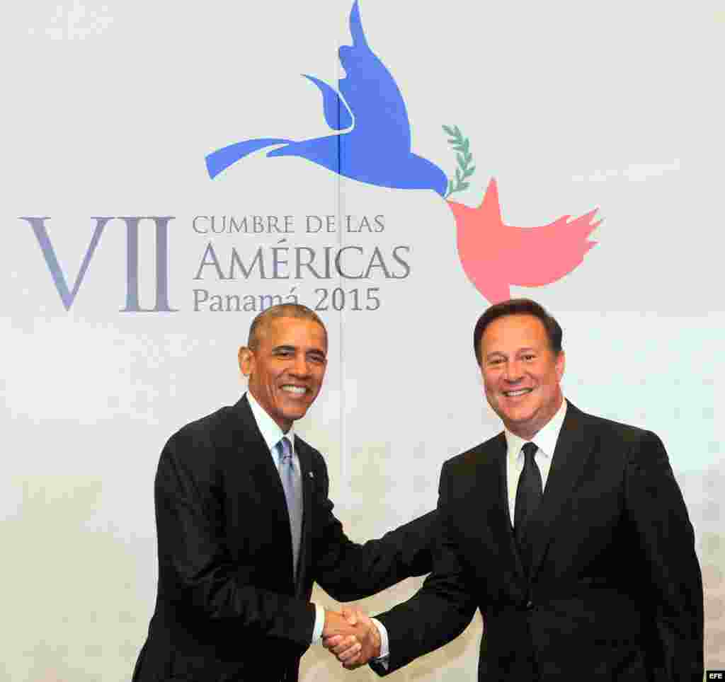 El presidente de Panamá Juan Carlos Varela estrecha la mano de Obama.