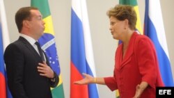 La presidenta brasileña, Dilma Rousseff (d), recibe el primer ministro ruso, Dmitri Medvédev, en el Palacio del Planalto, en Brasilia. 