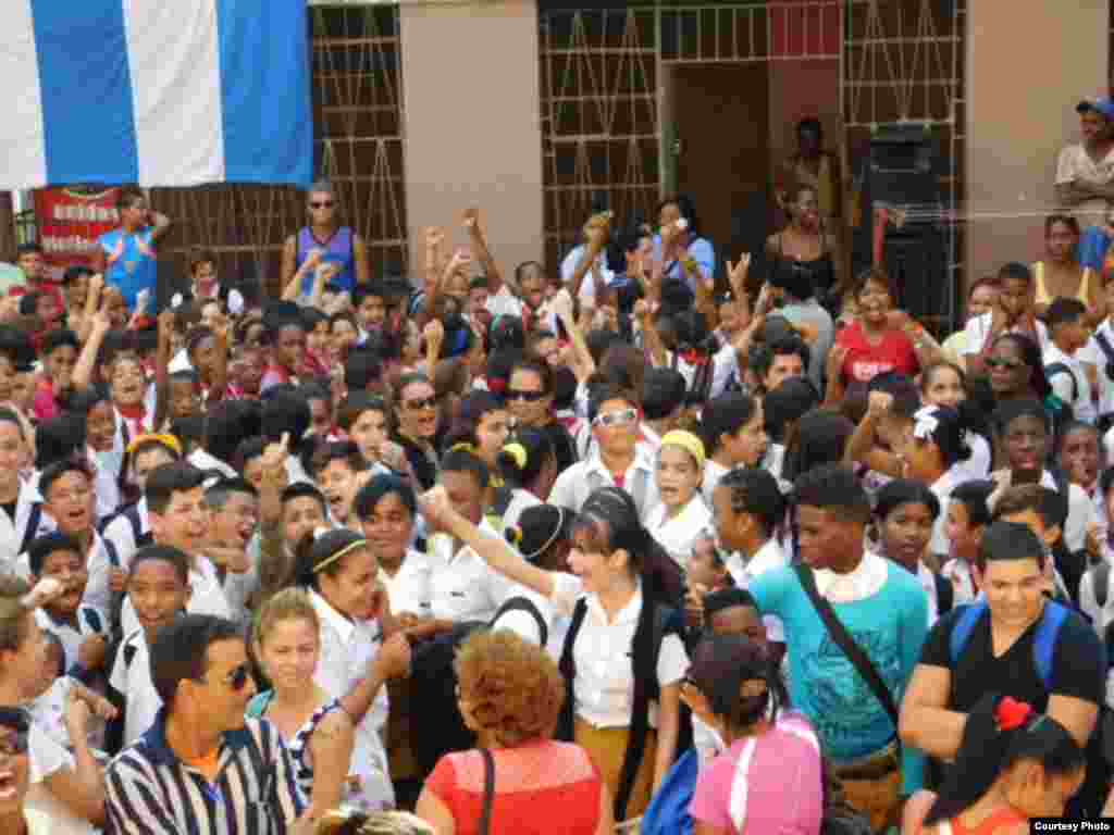 Niños de las enseñanzas primaria y secundaria participan en acto de repudio frente a la sede de las Damas de Blanco en La Habana, el 7 de enero de 2016. Fotos cortesía de Ángel Moya Acosta.