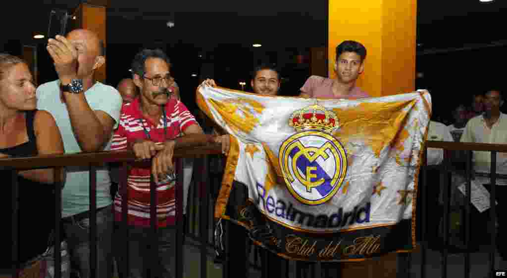 ficionados del Real Madrid esperan la llegada de los jugadores del club Cosmos en La Habana.