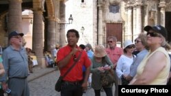 Guía de turismo en la Plaza de la Catedral de La Habana.