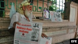 Un hombre sostiene un ejemplar del diario "Granma", órgano oficial del Partido Comunista de Cuba. 
