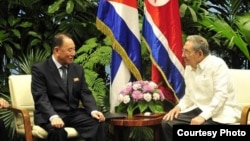 Kim Yong Chol se reune en La Habana con eldictador cubano Raúl Castro, en mayo de 2016.