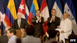 John McCain (i), el congresista Lincoln Diaz Balart, (i-d), su hermano el congresista Mario Diaz Balart y Roberto Martínez Pérez en un acto electoral en Miami, el 20 de mayo de 2008.