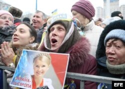 Una manifestante sostiene la foto de Yulia Tymoshenko