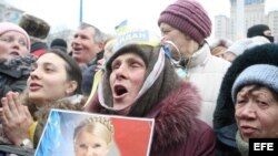 Una manifestante sostiene la foto de Yulia Tymoshenko. Archivo.