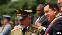 ARCHIVO: Hugo Chávez y el comandante Ramiro Valdés Menéndez en el 2009 en Caracas.