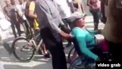 Agentes policiales arrestaron a los vendedores, muchos de ellos en sillas de ruedas. 