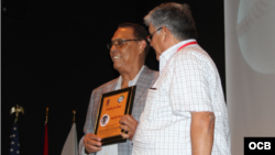 Tany Pérez, miembro del Salón de la Fama de las Grandes Ligas desde el año 2000, recibió la placa de Napoleón Reyes.
