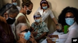 Habaneros esperan para vacunarse con Abdala, este 23 de junio, en un consultorio de La Habana. (AP/Ramón Espinosa)