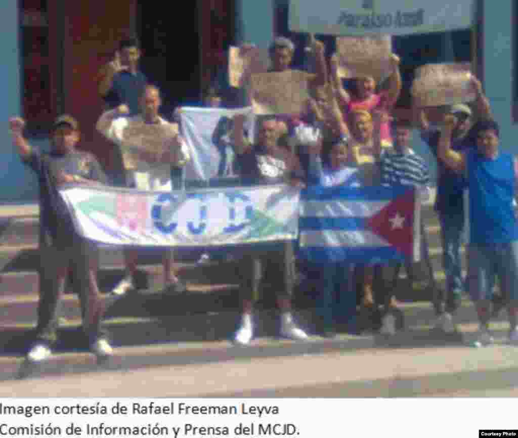 Activistas del Movimiento Cubano de Jóvenes por la Democracia (MCJD) toman las calles en Velazco, Holguín.