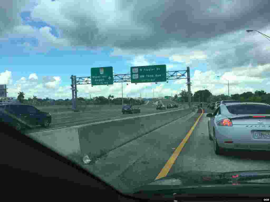 La caravana fúnebre por las autopistas del condado Miami-Dade camino al estadio de los Marlins.