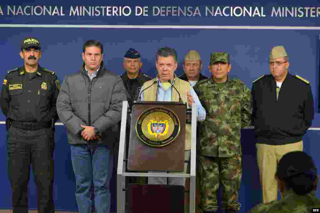 El presidente de Colombia, Juan Manuel Santos (c), anuncia en Bogotá (Colombia), la suspensión del ciclo de diálogos con la guerrilla de las FARC.