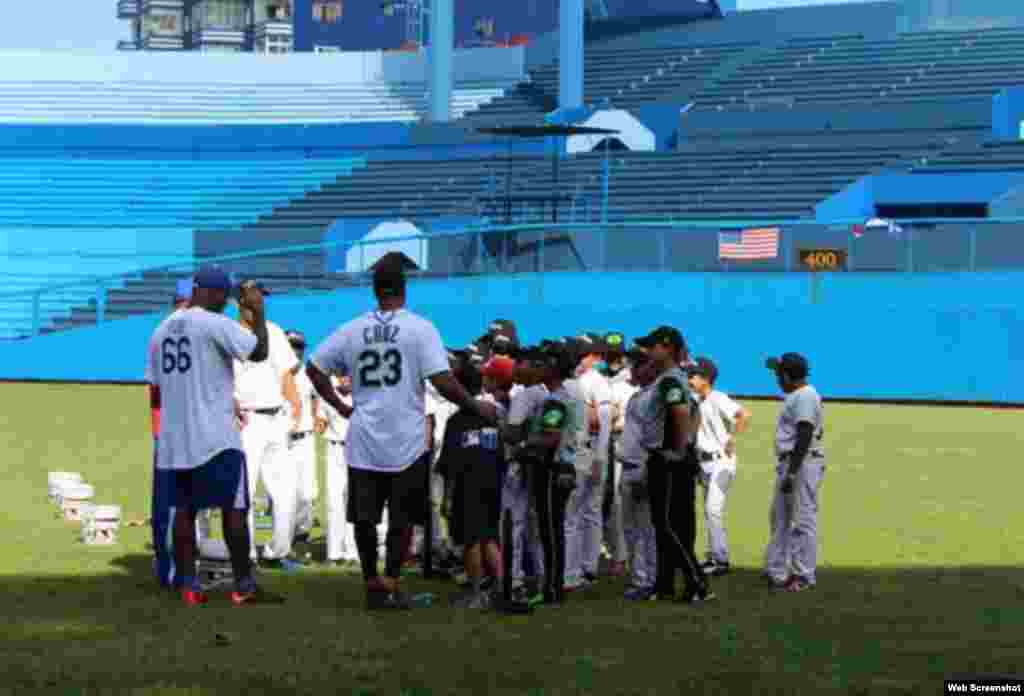 Yasiel Puig, jardinero derecho de los Dodgers de Los Ángeles, y Nelson Cruz, jardinero derecho de los Marineros de Seattle, comparten sus conocimientos con los niños cubanos en el Estadio Latinoamericano de La Habana.